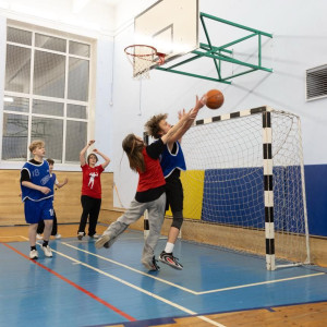 Тренировку по баскетболу провели игроки профессиональной команды БК 